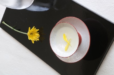 sake con i petali di crisantemi