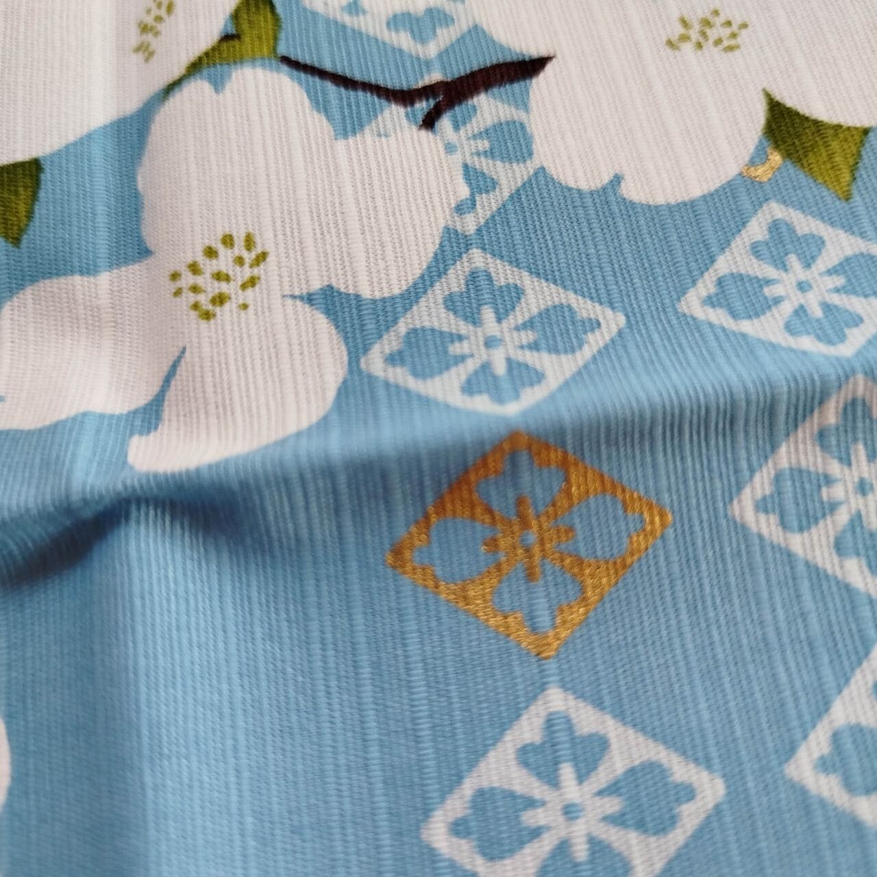 Hanamizuki Dogwood Furoshiki – Japanese Wrapping Cloth with Gold Detail (50cm) - Image 9