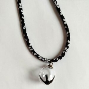 Collana con Gru Origami in Sfera di Vetro – Cordoncino Chirimen Nero