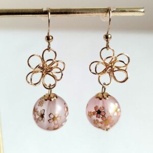 Orecchini Sakura – Fiore in filo d’oro e perlina rosa